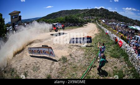 Alghero, Italia. 1 giugno 2024. Il pilota Ott Tanak e il co-pilota Martin Jarveoja della Hyundai Shell Mobis World Rally Team, Hyundaii20 N Rally1 Hybrid, affrontano il 2°, della gara, durante il FIA World Rally Championship WRC Rally Italia Sardegna 2024 01 giugno, Alghero Italia crediti: Independent Photo Agency/Alamy Live News Foto Stock