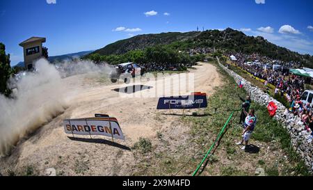 Alghero, Italia. 1 giugno 2024. Il pilota Elfyn Evans e il co-pilota Scott Martin del Team Toyota Gazoo Racing WRT, Toyota GR Yaris Rally1 Hybrid, affrontano il 2°, della gara, durante il FIA World Rally Championship WRC Rally Italia Sardegna 2024 01 giugno, Alghero Italia Credit: Independent Photo Agency/Alamy Live News Foto Stock