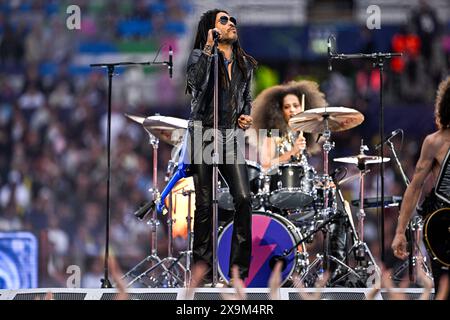 Londra, Regno Unito. 1 giugno 2024. LONDRA, REGNO UNITO - 1 GIUGNO: Il cantante Lenny Kravitz esegue la cerimonia di apertura con una band in vista della finale di UEFA Champions League 2023/24 tra il Borussia Dortmund e il Real Madrid CF allo stadio di Wembley il 1° giugno 2024 a Londra, Regno Unito. (Foto di Pablo Morano/Agenzia BSR) credito: Agenzia BSR/Alamy Live News Foto Stock