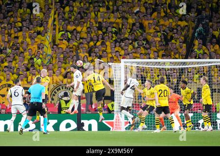 Daniel Carvajal del Real Madrid (quarto a sinistra) segna il gol di apertura della partita durante la finale di UEFA Champions League allo stadio Wembley di Londra. Data foto: Sabato 1 giugno 2024. Foto Stock