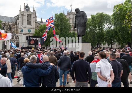 Londra, Regno Unito. 1 giugno 2024. I sostenitori di Tommy Robinson si riuniscono nella piazza del Parlamento durante il raduno, i sostenitori dell'ex leader della EDL (English Defence League) e fondatore Tommy Robinson, si sono riuniti fuori dalla stazione Victoria e hanno marciato verso la piazza del Parlamento per la proiezione del suo ultimo film. Credito: SOPA Images Limited/Alamy Live News Foto Stock