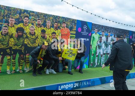 Londra Gran Bretagna, 1 giugno 2024. La febbre calcistica della Champoins League arriva a Londra. I tifosi del Borussia Dortmund sono in attesa delle finali di Londra del 2024 insieme al fiume Tamigi, Londra, Gran Bretagna. Helen Cowles / Alamy Live News Foto Stock