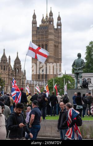 Londra, Regno Unito. 1 giugno 2024. Bandiera inglese vista alla piazza del Parlamento durante il raduno di Tommy Robinson. I sostenitori dell'ex leader della EDL (English Defence League) e fondatore Tommy Robinson, si riunirono fuori dalla stazione Victoria e marciarono verso Parliament Square per la proiezione del suo ultimo film. (Foto di David Tramontan/SOPA Images/Sipa USA) credito: SIPA USA/Alamy Live News Foto Stock