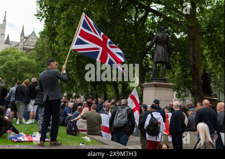 Londra, Regno Unito. 1 giugno 2024. Il sostenitore di Tommy Robinson ha visto sventolare Union Jack durante la manifestazione. I sostenitori dell'ex leader della EDL (English Defence League) e fondatore Tommy Robinson, si riunirono fuori dalla stazione Victoria e marciarono verso Parliament Square per la proiezione del suo ultimo film. (Foto di David Tramontan/SOPA Images/Sipa USA) credito: SIPA USA/Alamy Live News Foto Stock