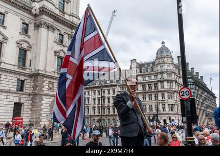 Londra, Regno Unito. 1 giugno 2024. Il sostenitore di Tommy Robinson ha visto sventolare Union Jack durante la manifestazione. I sostenitori dell'ex leader della EDL (English Defence League) e fondatore Tommy Robinson, si riunirono fuori dalla stazione Victoria e marciarono verso Parliament Square per la proiezione del suo ultimo film. (Foto di David Tramontan/SOPA Images/Sipa USA) credito: SIPA USA/Alamy Live News Foto Stock