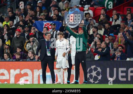 Londra, Regno Unito. 1 giugno 2024. Il centrocampista del Real Madrid Luka Modric (10) sostituisce durante la finale di Borussia Dortmund contro Real Madrid UEFA Champions League allo stadio di Wembley, Londra, Inghilterra, Regno Unito il 1° giugno 2024 credito: Every Second Media/Alamy Live News Foto Stock