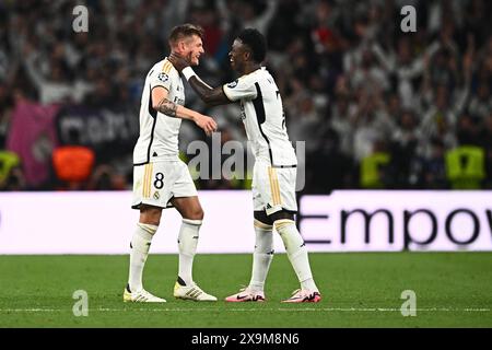 Londra, Regno Unito. 1 giugno 2024. Calcio: Champions League, Borussia Dortmund - Real Madrid, round a eliminazione diretta, finale allo stadio di Wembley, Vinicius Junior (r) di Madrid abbraccia Toni Kroos prima della sua sostituzione. Credito: Tom Weller/dpa/Alamy Live News Foto Stock