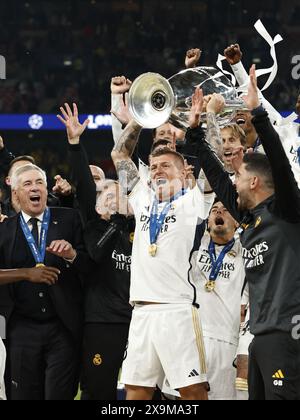Zeist, Paesi Bassi. 1 giugno 2024. LONDRA - (l-r) allenatore del Real Madrid Carlo Ancelotti, Toni Kroos del Real Madrid, Luka Modric del Real Madrid, con il trofeo UEFA Champions League, Coupe des Clubs Champions European durante la finale di UEFA Champions League tra Borussia Dortmund e Real Madrid allo stadio di Wembley il 1° giugno 2024 a Londra, Regno Unito. ANP | Hollandse Hoogte | MAURICE VAN STEEN crediti: ANP/Alamy Live News Foto Stock