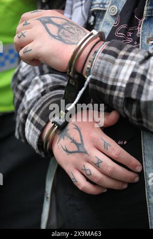 Londra, Inghilterra, Regno Unito. 1 giugno 2024. Un manifestante le sue mani in manette attende il trasporto dopo essere stato arrestato durante la manifestazione. Una protesta pro-palestinese si è tenuta intorno all'area di Waterloo a Londra, con i manifestanti della Youth Demand che protestano per un embargo israeliano sulle armi. Chiedono un embargo sulle armi bidirezionale e la cessazione del bombardamento di Rafah. Israele continua a colpire Gaza oltre otto mesi dall'inizio della guerra. Sono stati effettuati nove arresti per aver bloccato l'autostrada. (Credit Image: © Martin Pope/ZUMA Press Wire) SOLO PER USO EDITORIALE! Non per USO commerciale! Foto Stock