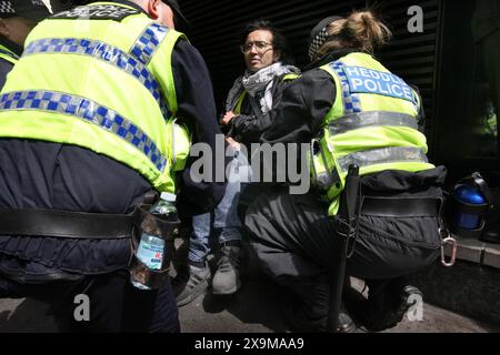 Londra, Inghilterra, Regno Unito. 1 giugno 2024. Un manifestante viene ammanettato e perquisito durante la manifestazione dopo essere stato arrestato per aver bloccato la strada. Una protesta pro-palestinese si è tenuta intorno all'area di Waterloo a Londra, con i manifestanti della Youth Demand che protestano per un embargo israeliano sulle armi. Chiedono un embargo sulle armi bidirezionale e la cessazione del bombardamento di Rafah. Israele continua a colpire Gaza oltre otto mesi dall'inizio della guerra. Sono stati effettuati nove arresti per aver bloccato l'autostrada. (Credit Image: © Martin Pope/ZUMA Press Wire) SOLO PER USO EDITORIALE! Non per USO commerciale! Foto Stock