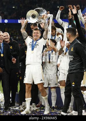 Zeist, Paesi Bassi. 1 giugno 2024. LONDRA - (l-r) allenatore del Real Madrid Carlo Ancelotti, Toni Kroos del Real Madrid, Luka Modric del Real Madrid, con il trofeo UEFA Champions League, Coupe des Clubs Champions European durante la finale di UEFA Champions League tra Borussia Dortmund e Real Madrid allo stadio di Wembley il 1° giugno 2024 a Londra, Regno Unito. ANP | Hollandse Hoogte | MAURICE VAN STEEN crediti: ANP/Alamy Live News Foto Stock