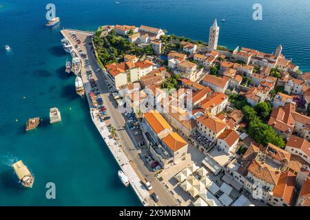 Vista aerea della famosa città di Rab sull'isola di Rab, regione della Dalmazia in Croazia Foto Stock