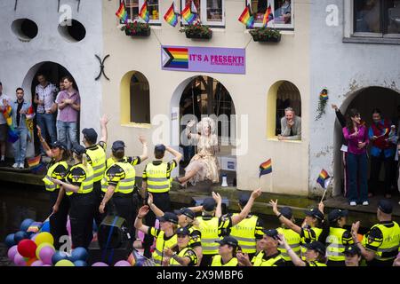 UTRECHT - i partecipanti alla sfilata di barche Utrecht Pride ondeggiano gli spettatori. L'obiettivo principale dell'organizzazione dell'evento annuale è aumentare la visibilità delle organizzazioni LGBTIQ+. ANP JEROEN JUMELET netherlands Out - belgio Out Foto Stock