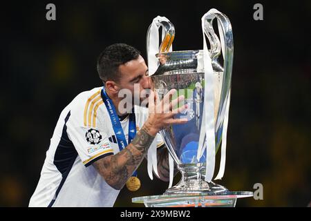 Londra, Regno Unito. 1 giugno 2024. Joselu Mato del Real Madrid con il trofeo durante la finale di UEFA Champions League tra Borussia Dortmund e Real Madrid giocata allo stadio di Wembley il 1° giugno 2024 a Londra, Inghilterra. (Foto di Bagu Blanco/PRESSINPHOTO) credito: PRESSINPHOTO SPORTS AGENCY/Alamy Live News Foto Stock