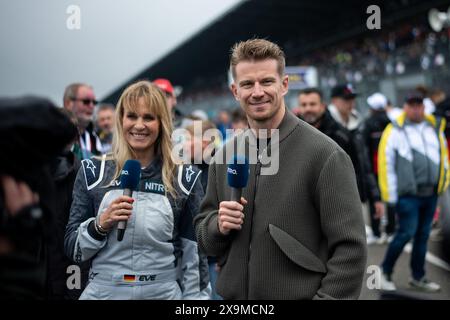 Nico Huelkenberg (Haas F1 Team Formel 1 Rennfahrer), Eve Scheer (RTL Nitro TV Moderatorin) in der Startaufstellung, GER, 52. ADAC Ravenol 24h Nuerburgring, 24 Stunden Rennen, 01.06.2024 foto: Eibner-Pressefoto/Michael Memmler Foto Stock