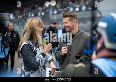 Nico Huelkenberg (Haas F1 Team Formel 1 Rennfahrer), Eve Scheer (RTL Nitro TV Moderatorin) in der Startaufstellung, GER, 52. ADAC Ravenol 24h Nuerburgring, 24 Stunden Rennen, 01.06.2024 foto: Eibner-Pressefoto/Michael Memmler Foto Stock