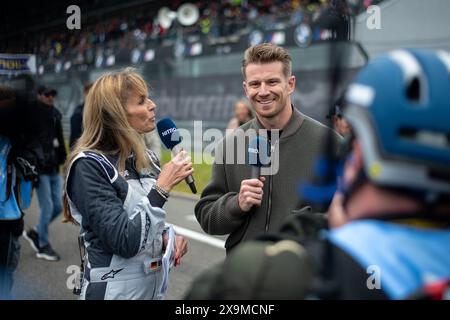 Nico Huelkenberg (Haas F1 Team Formel 1 Rennfahrer), Eve Scheer (RTL Nitro TV Moderatorin) in der Startaufstellung, GER, 52. ADAC Ravenol 24h Nuerburgring, 24 Stunden Rennen, 01.06.2024 foto: Eibner-Pressefoto/Michael Memmler Foto Stock