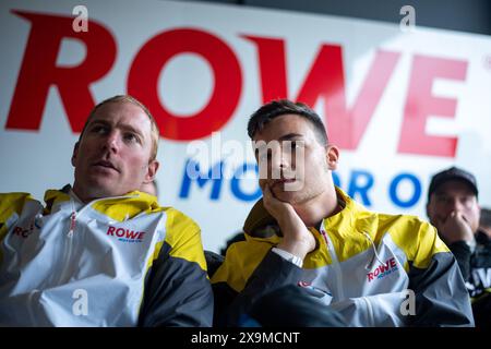 Sheldon van der Linde (ROWE Racing, BMW M4 GT3, SP9, #99), Maxime Martin (ROWE Racing, BMW M4 GT3, SP9, #98) in der Box, GER, 52. ADAC Ravenol 24h Nuerburgring, 24 Stunden Rennen, 01.06.2024 foto: Eibner-Pressefoto/Michael Memmler Foto Stock