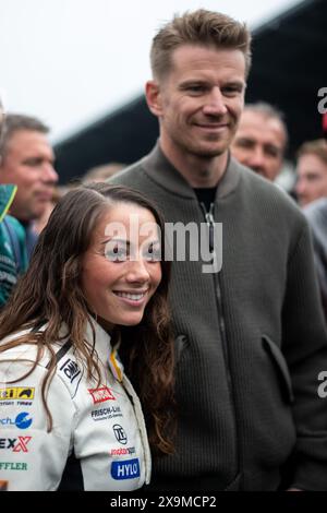 Nico Huelkenberg (Haas F1 Team Formel 1 Rennfahrer), Carrie Schreiner (GITI Tire Motorsport di WS Racing, BMW M4 GT4 G82, SP8T, #146) in der Startaufstellung, GER, 52. ADAC Ravenol 24h Nuerburgring, 24 Stunden Rennen, 01.06.2024 foto: Eibner-Pressefoto/Michael Memmler Foto Stock