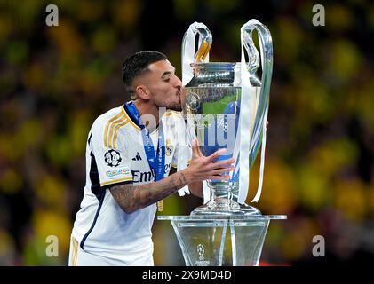 Dani Ceballos del Real Madrid bacia il trofeo dopo aver ricevuto la sua medaglia dopo la vittoria nella finale di UEFA Champions League allo stadio Wembley di Londra. Data foto: Sabato 1 giugno 2024. Foto Stock