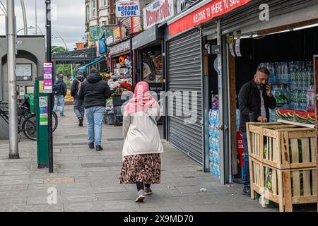 Londra, Regno Unito. Giugno 2024. Il declino della strada principale del Regno Unito. Diversi fattori che contribuiscono si stanno allineando per portare al declino delle strade alte, tra cui la crisi del costo della vita, la stretta sui redditi delle famiglie dovuta all'inflazione e il calo della sterlina post-Brexit, un passaggio alle vendite online. Foto Stock