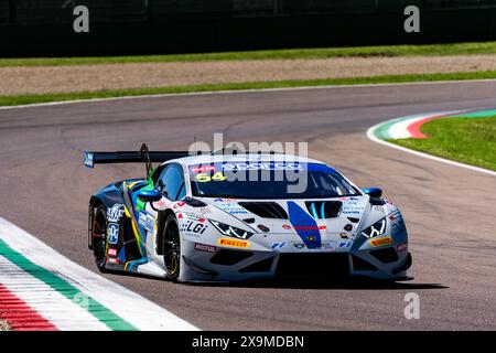 Imola, Italia. 1 giugno 2024. Lamborghini Huracàn Evo 2 del team Imperial Sport Car Service guidato da Rogalski Robin e Fascicolo Giuseppe gareggia durante le qualifiche del Campionato Italianao Gran Turismo Sprint GT3 all'Enzo e Dino Ferrari International Racetrack. Credito: SOPA Images Limited/Alamy Live News Foto Stock