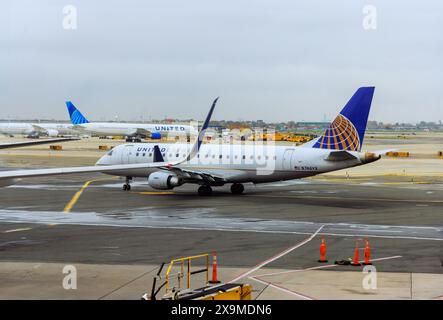 30 ottobre 2023 EWR Newark NJ US dopo l'atterraggio in aeroporto, taxi aerei al terminal sulla pista United Airlines Aircraft Foto Stock