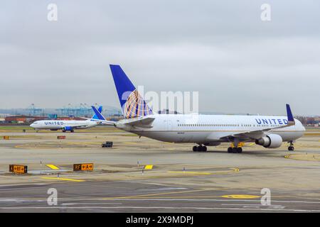30 ottobre 2023 EWR Newark NJ US dopo l'atterraggio in aeroporto, gli aerei taxi al terminal sulla pista United Airlines Aircraft Foto Stock