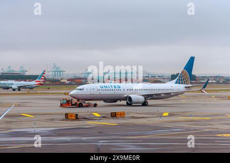 30 ottobre 2023 EWR Newark NJ US un aereo taxi in pista dopo l'atterraggio in aeroporto per raggiungere il terminal degli aerei United Airlines Foto Stock