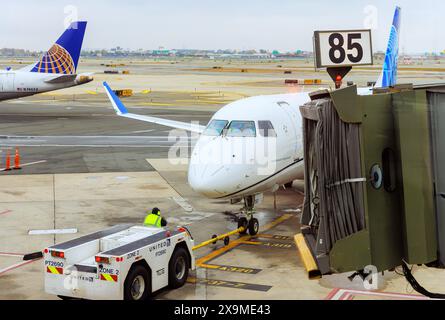 30 ottobre 2023 EWR Newark NJ US United Airlines controllo delle condizioni degli aeromobili prima del volo, esecuzione della manutenzione aeroportuale Foto Stock