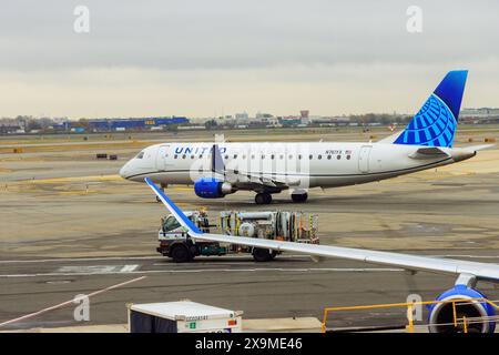 30 ottobre 2023 EWR Newark NJ US dopo l'atterraggio in aeroporto, i taxi aerei si dirigono verso il terminal tramite la pista United Airlines Aircraft Foto Stock