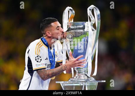 Dani Ceballos del Real Madrid bacia il trofeo dopo aver vinto la finale della UEFA Champions League allo stadio di Wembley a Londra. Data foto: Sabato 1 giugno 2024. Foto Stock