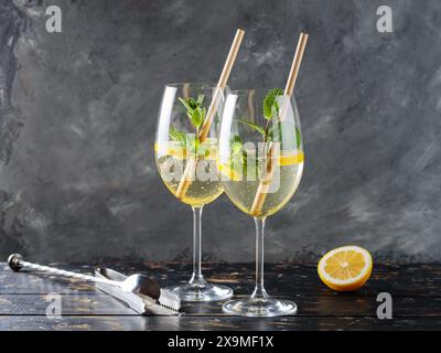 Cocktail Hugo Spritz con menta, liquore al limone e ai fiori di sambuco, drink Spritz alla moda Foto Stock