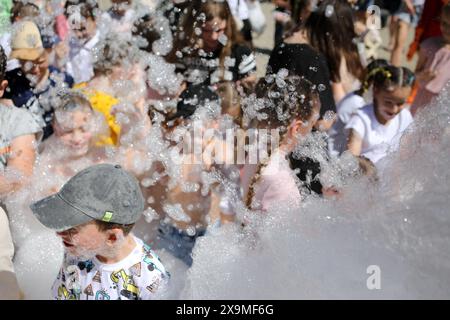 Odessa, Ucraina. 1 giugno 2024. I bambini si sono divertiti durante una festa in schiuma al Summer Theater. In onore della giornata internazionale dei bambini, le autorità cittadine di Odessa hanno organizzato una festa gratuita per i bambini al Summer Theater. (Foto di Viacheslav Onyshchenko/SOPA Images/Sipa USA) credito: SIPA USA/Alamy Live News Foto Stock