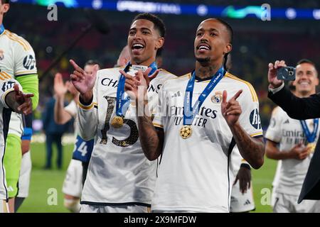 Jude Bellingham (a sinistra) del Real Madrid festeggia dopo aver vinto la finale della UEFA Champions League allo stadio Wembley di Londra. Data foto: Sabato 1 giugno 2024. Foto Stock