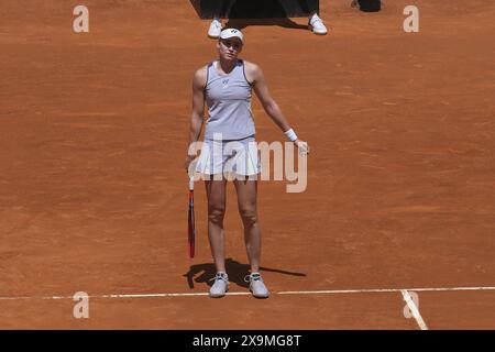 Elena Rybakina del Kazakistan contro Yulia Putintseva durante i quarti di finale del Muta Madrid Open a la Caja Magica il 1° maggio 2024 a Madrid, Spagna. Con: Elena Rybakina dove: Madrid, Spagna quando: 01 maggio 2024 credito: Oscar Gonzalez/WENN Foto Stock