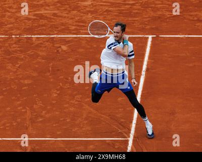 Roland Garros, 01 giugno 2024: Daniil Medvedev (RUS) durante gli Open di Francia 2024. Corleve/Mark Peterson Foto Stock