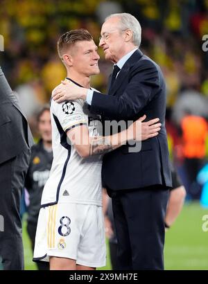 Toni Kroos del Real Madrid con il presidente del Real Madrid Florentino Perez dopo aver vinto la finale della UEFA Champions League allo stadio Wembley di Londra. Data foto: Sabato 1 giugno 2024. Foto Stock