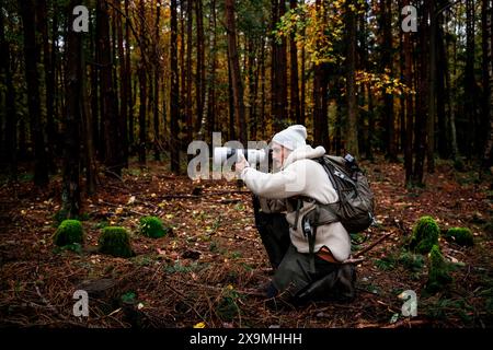fotografo, fotocamera, teleobiettivo, foresta, fotografia, natura, attività all'aperto, attrezzature, fotografia naturalistica, teleobiettivo Foto Stock