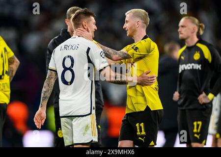 Londra, Regno Unito. 1 giugno 2024. Calcio: Champions League, Borussia Dortmund - Real Madrid, round a eliminazione diretta, finale, Stadio di Wembley. Toni Kroos (centro l) di Madrid abbraccia Marco Reus di Dortmund dopo la partita. Credito: Tom Weller/dpa/Alamy Live News Foto Stock