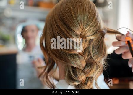 sposa, preparazione, giorno delle nozze, preparazione nuziale, acconciatura, trucco, abito da sposa, abito in pizzo, abito da sposa Foto Stock