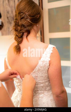 sposa, preparazione, giorno delle nozze, preparazione nuziale, acconciatura, trucco, abito da sposa, abito in pizzo, abito da sposa Foto Stock