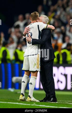 Londra, Regno Unito. 1 giugno 2024. Calcio: Champions League, Borussia Dortmund - Real Madrid, round a eliminazione diretta, finale, Stadio di Wembley. L'allenatore di Madrid Carlo Ancelotti (r) abbraccia Toni Kroos dopo la sua sostituzione. Credito: Tom Weller/dpa/Alamy Live News Foto Stock