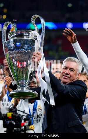 Londra, Regno Unito. 1 giugno 2024. Calcio: Champions League, Borussia Dortmund - Real Madrid, round a eliminazione diretta, finale, Stadio di Wembley. L'allenatore di Madrid Carlo Ancelotti festeggia con il trofeo UEFA Champions League dopo la partita. Credito: Tom Weller/dpa/Alamy Live News Foto Stock