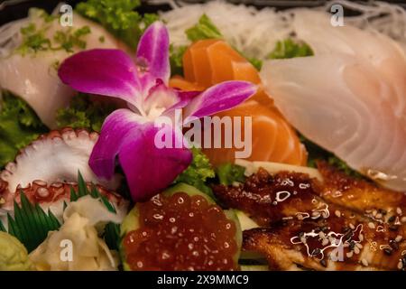 Varietà di Sashimi da portare via Foto Stock