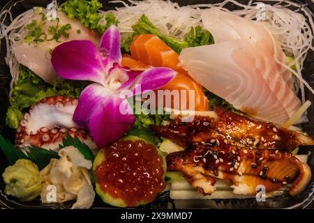 Varietà di Sashimi da portare via Foto Stock