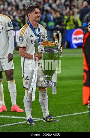 Londra, Regno Unito. 1 giugno 2024. Brahim Diaz (21) del Real Madrid visto in festa dopo aver vinto la finale di UEFA Champions League 2024 tra il Borussia Dortmund e il Real Madrid a Wembley a Londra. (Photo Credit: Gonzales Photo/Alamy Live News Foto Stock