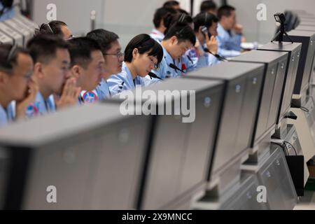 (240602) -- PECHINO, 2 giugno 2024 (Xinhua) -- lavoro del personale tecnico presso il Beijing Aerospace Control Center (BACC) di Pechino, capitale della Cina, 2 giugno 2024. Il cinese Chang'e-6 è atterrato sul lato opposto della luna domenica mattina e raccoglierà campioni da questo terreno raramente esplorato per la prima volta nella storia umana, ha annunciato la China National Space Administration (CNSA). Supportata dal satellite Queqiao-2, la combinazione lander-ascendente della sonda Chang'e-6 atterrò con successo nell'area di atterraggio designata alle 6:23 (ora di Pechino) nel Polo Sud-Aitken ( Foto Stock