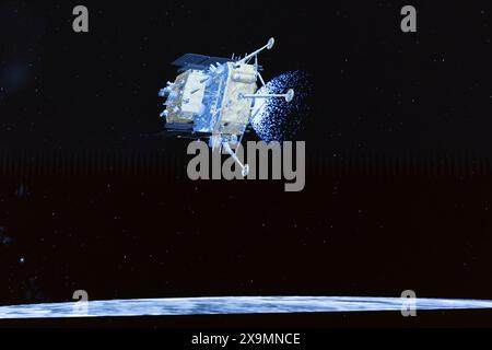 (240602) -- PECHINO, 2 giugno 2024 (Xinhua) -- questa immagine tratta da un'animazione video al Beijing Aerospace Control Center (BACC) il 2 giugno 2024 mostra la combinazione lander-ascender della sonda Chang'e-6 prima di atterrare sul lato più lontano della luna. Il cinese Chang'e-6 è atterrato sul lato opposto della luna domenica mattina e raccoglierà campioni da questo terreno raramente esplorato per la prima volta nella storia umana, ha annunciato la China National Space Administration (CNSA). Supportata dal relè del satellite Queqiao-2, la combinazione lander-ascender della sonda Chang'e-6 è atterrata con successo a. Foto Stock