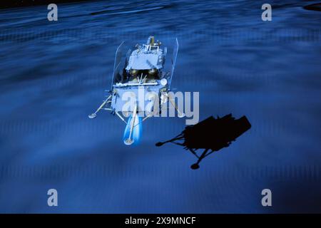 (240602) -- PECHINO, 2 giugno 2024 (Xinhua) -- questa immagine tratta da un'animazione video al Beijing Aerospace Control Center (BACC) il 2 giugno 2024 mostra la combinazione lander-ascender dell'atterraggio della sonda Chang'e-6 sul lato più lontano della luna. Il cinese Chang'e-6 è atterrato sul lato opposto della luna domenica mattina e raccoglierà campioni da questo terreno raramente esplorato per la prima volta nella storia umana, ha annunciato la China National Space Administration (CNSA). Supportata dal satellite relè Queqiao-2, la combinazione lander-ascender della sonda Chang'e-6 è atterrata con successo al des Foto Stock